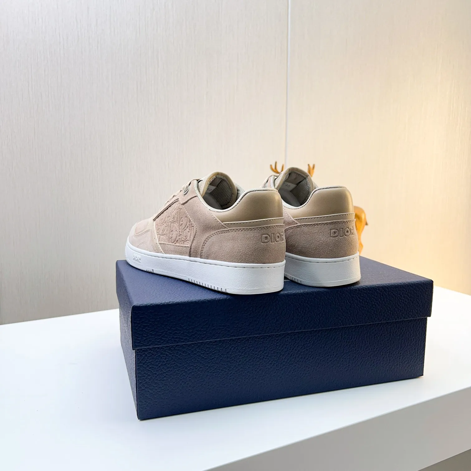 Men's Men's Shoes 💰400 [New] 🦩🦩Dior - Low-top sneakers 2025 spring men's collection new arrivals [Celebrate][Celebrate][Celebrate], reinterpret the basketball shoe design and become a classic Dior item [Strong][Strong][Strong], crafted in black and cream white smooth cowhide with beige suede, leather display on the side The CD logo, tongue, sole and back side are decorated with various distinctive details to enhance the style[666][666], while eyelet details, topstitching and rubber panels highlight the dynamic charm of its athletic style[strong][strong][strong]. It has a two-color rubber sole, which can be matched with various clothing to create a refined look. Size: 38 to 44 (45 can be customized